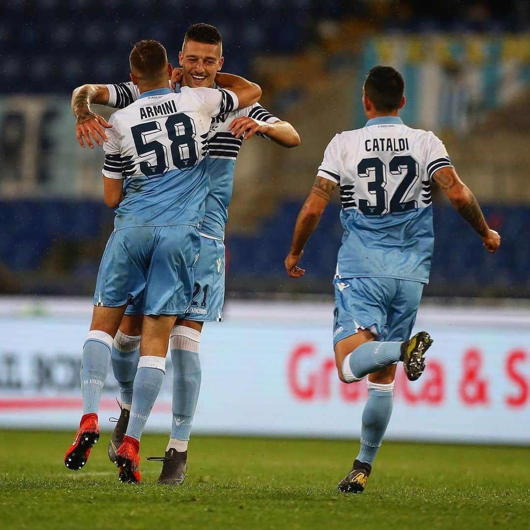 SSラツィオさんのインスタグラム写真 - (SSラツィオInstagram)「😁 We’ve got that #FridayFeeling once again!  #CMonEagles 🦅」5月24日 22時27分 - official_sslazio