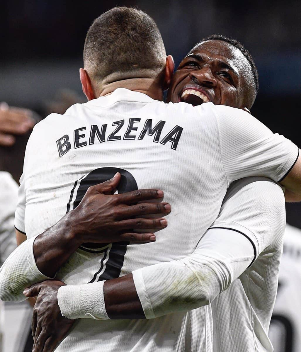 LFPさんのインスタグラム写真 - (LFPInstagram)「🤗🇧🇷 @viniciusjunior 🤗🇫🇷 @karimbenzema  IT’S FRIDAY! Tag that friend you are going to celebrate with! 🎉 • #Vinicius #RealMadrid #FridayFeeling #LaLigaSantander #LaLiga #Friends」5月24日 22時27分 - laliga