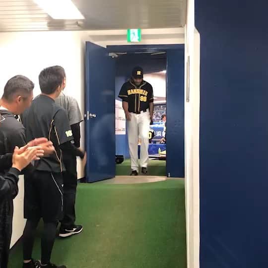 のインスタグラム：「今日のベンチ裏ハイタッチ🤚✨ #勝利のハイタッチ #阪神タイガース」