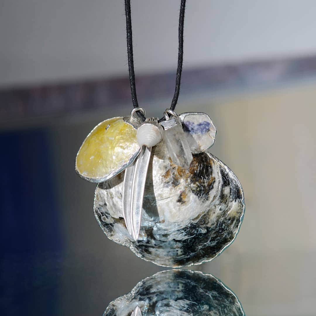 のインスタグラム：「“The beach was covered with beautiful shells and I could not let one go unnoticed. I couldn’t even walk head up looking out to the sea, for fear of missing something precious at my feet.” Anne Morrow Lindberg - Gift from the Sea Our new collection of Natural Shell Necklaces celebrate beautiful imperfections. Irregular slices of Abalone give one pause, with iridescent shades of mint green and pink, while the ancient musicality of Conch shells, and the playful colorful Zig Zag Scallop shell inspire us. All the shells are coated in 99.9% fine silver through the unique process of electroforming, assembled on natural cotton cord, or recycled sterling silver and 18K gold chains.」