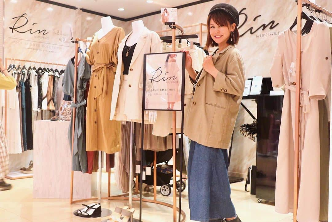 長谷川真美さんのインスタグラム写真 - (長谷川真美Instagram)「🛍 ・ Rin by LIPSERVICE💕 @lipservice_official でお買い物🛍 ・ 可愛いお洋服たくさん！！！ その中でストレッチリネン サマージャケットに一目惚れ😍 (マネキンが着てるやつの色違い！) ・ ストレッチがきいたサラッとした生地で着やすいし パンツもスカートやワンピースにも 合わせやすいデザインになってるの💕 ・ あとこれからの季節に向けて パット入りのキャミもゲット❤️ これかなり良かったからまた紹介するね👀✨ ・ 6/2(日)までの #期間限定ストア だから 早めに行ってみて〜☺️💕 ・ #RinbyLIPSERVICE #リンバイリップサービス #lipservice #リップサービス #LUMINEEST #ルミネエスト #chao_app」5月24日 22時33分 - maami.hase