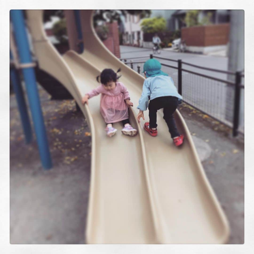 尾川とも子さんのインスタグラム写真 - (尾川とも子Instagram)「ちょっと、仕事と子育てと忙しい毎日を過ごしていて、sns が滞りがちでした😅  ただ、頑張れてる！私！  その1 足の骨折もようやく治ってきて、走れるように！ボルダリング復活も、もう少し🙌  その2 ゴールデンウィークに胆石発作を起こしてから、白砂糖抜き生活を始めて、ご飯普通に食べてるのに痩せた‼️ 腹筋の割れが、ボルダリングも筋トレもしとらんのに、復活してきてる〜🙌 そして、めちゃくちゃ体がスッキリしてるー！やはり、糖化って、よくないですね。  以前なら、すぐくたばってました💦 胆石のために飲み始めた漢方も効いているのかもしれません❗️ そして、ボルダリングの実地トレーニングできない代わりに、 自分なりにまず、体の見直し！  もう少し時間ができたら、スポーツクライミングFANのサイトに今回のトレーニング記事がまとめられたらなーと、思ってます。  頑張ります〜！ やっぱり健康って、素晴らしい💪 ☀️尾川とも子のHP /  ogawatomoko.com﻿﻿﻿﻿﻿﻿﻿ ↖️検索方法「尾川とも子 ウェブ」 ﻿﻿﻿﻿﻿﻿﻿ ﻿ ☀️尾川とも子が解説！「スポーツクライミングFAN」https://climbingfan.com﻿ ↖️検索方法「スポーツクライミングFAN  尾川」﻿ ﻿﻿﻿﻿﻿﻿﻿ ﻿﻿﻿☀️新刊発売中！NHK講師がおくる「誰でもはじめられるボルダリング」https://www.amazon.co.jp/dp/4415325602﻿﻿﻿﻿﻿﻿﻿﻿ ↖️検索方法「誰でもはじめられるボルダリング」﻿ ﻿ ﻿﻿﻿﻿﻿﻿🎀 卵殻膜のリーディングカンパニーALMADO 肌のハリや柔軟性をイメージしたボルダリングパフォーマンス動画﻿ https://www.almado.jp/sp/rankakumaku/about.html﻿ ↖️検索方法「年齢を超えていく卵殻膜のチカラ」﻿ ﻿ ﻿﻿﻿﻿﻿🎀au CLIMBING CHALLENGE  尾川とも子が教える ボルダリングで"理想のカラダ"を手にいれよう！﻿﻿﻿﻿﻿﻿ 【前編】﻿﻿﻿﻿﻿﻿ https://climbing-au.jp/post000088.html﻿﻿﻿﻿﻿﻿ 【後編】 ﻿﻿﻿﻿﻿﻿ https://climbing-au.jp/post000089.html﻿﻿﻿﻿﻿﻿ ↖️検索方法「au ボルダリング 尾川」﻿﻿﻿﻿ ﻿﻿﻿﻿ 🎀NHK Eテレ  沼にハマってきいてみた  番外動画﻿﻿﻿﻿ https://www.nhk.or.jp/hamatta/housou/181002/index.html﻿﻿﻿﻿ ↖️検索方法「ボルダリング沼 尾川  スゴ技」﻿﻿﻿﻿ ﻿﻿﻿ 🎀日経Gooday「尾川とも子のボルダリング入門」﻿﻿﻿ https://gooday.nikkei.co.jp/atcl/report/15/092900040/?ST=m_exercise﻿﻿﻿ ↖️検索方法「尾川 ボルダリング 日経」﻿﻿﻿ ﻿  #スポーツクライミング解説 #タレントボルダリング指導  #講演 #壁を乗りこえる #夢をあきらめない #登りつづける  #2020東京オリンピック支援  #やります」5月24日 22時36分 - ogawatomoko_bouldering