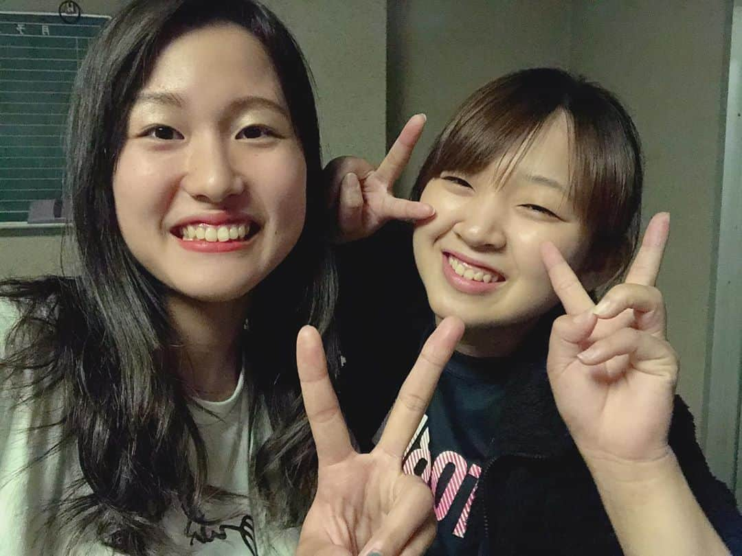 小川愛里奈さんのインスタグラム写真 - (小川愛里奈Instagram)「黒鷲旗が終わって、少しの間休みを頂きました❤ 今回は色んな所行けたし、 家族旅行も行けていいリフレッシュが出来ました✨ 日頃中々会えない友達や、 バレー部に会えてパワーと元気を貰えました😊  #就実バレー✨ #あいか次はゆっくり会お✨ #小川三姉妹 👩‍👧‍👦 #あおちゃんや、たくみくんにも会えて嬉しかった✨ #今回あってくれた人ありがとう 🤗 #よーし！明日からまた頑張るぞ👍🏻✨」5月24日 22時38分 - o.eri12