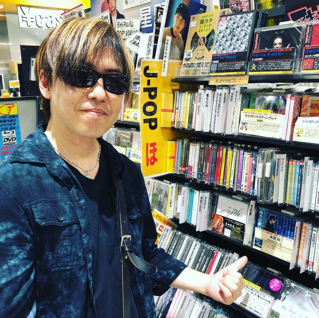 本田毅のインスタグラム：「新宿のタワレコに寄ったら、アルバム「Effectric Guitar」が、発売後1ヶ月過ぎてるけどまだ面出ししてあった！嬉しいな。ありがとうございます。 #本田毅  #personz  #ソロアルバム #effectricguitar  #テイチクエンタテインメント #タワーレコード #タワーレコード新宿店」