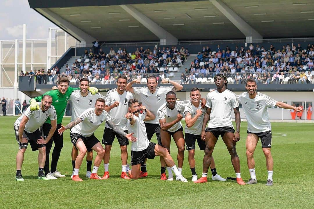 レオナルド・ボヌッチさんのインスタグラム写真 - (レオナルド・ボヌッチInstagram)「Winning team 🤣🤣 #LB19 #FinoAllaFine」5月24日 22時40分 - bonuccileo19