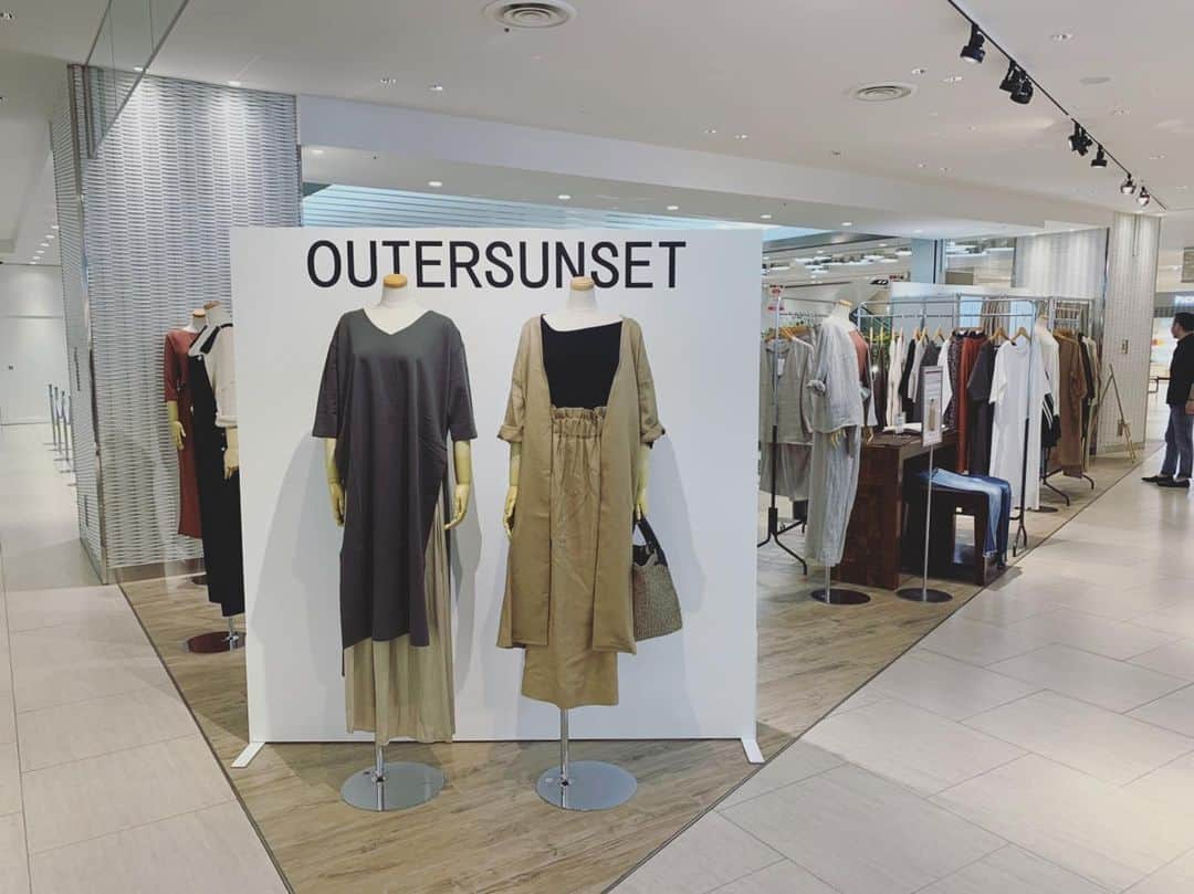 辺見えみりさんのインスタグラム写真 - (辺見えみりInstagram)「『OUTERERSUNSET POP UP STORE』を 名古屋髙島屋ゲートタワー ローズテラス4階でやらせていただいてます☺︎ 開催期間は5.22 Wed 〜6.4 Tue  人気のオーバーオールもありますので、ぜひ遊びに来てください！  私は6/2に伺います☺︎ 《イベント内容》 ①店内商品2点で20%OFF ②特別セール商品 ③予約商品の先行受注 ④新作の先行販売 ⑤辺見えみり来店イベント 内容:辺見えみりご本人との記念撮影会 対象者:6/2当日に税込20,000円以上ご購入の先着50名 ※各部先着25名様限定 第1部:13:00〜  第2部:16:00〜  皆さまにお会いできるのを、楽しみにしています！  #アウターサンセット  #outersunset  #ファッション  #スタイル #辺見えみり」5月24日 22時42分 - emiri_hemmi