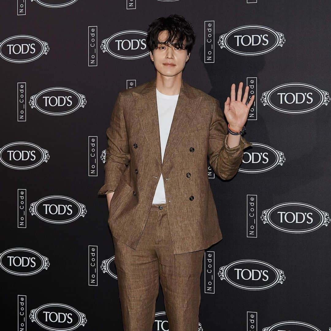 Vogue Taiwan Officialさんのインスタグラム写真 - (Vogue Taiwan OfficialInstagram)「#vogueceleb ﻿ @tods 藉著韓國將 Tod’s No_Code 全新概念及由品牌知名韓籍設計師 Yong Bae Seok 操刀的 Shoeker #03 打進亞洲及國際市場﻿ ﻿ Tod’s No_Code系列發布會將東大門設計廣場(DDP)打造高科技視覺設計展現新作，還邀請到李棟旭、朱智勳、東方神起鄭允浩與金志洙等明星參與，尤其棟旭歐爸一出場，現場閃光燈全力開啟呀❤️ ﻿ ﻿ #tods #nocode #shoes #leedongwook #tvxq #李棟旭 #朱智勳 #東方神起 #允浩 #yunho #jisoo #이동욱 #주지훈 #유노윤호 #김지수」5月24日 22時53分 - voguetaiwan