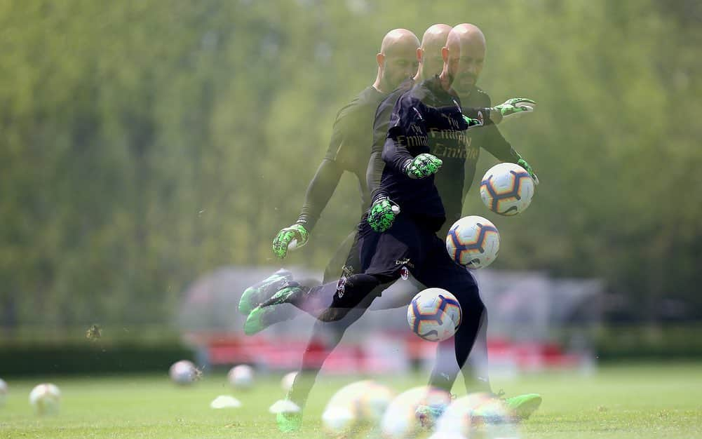 ACミランさんのインスタグラム写真 - (ACミランInstagram)「🧤 Two days to go as our goalkeepers warm-up at Milanello 📸 🧤 I nostri portieri scaldano i guanti a -2 da #SPALMilan 📸」5月24日 22時44分 - acmilan