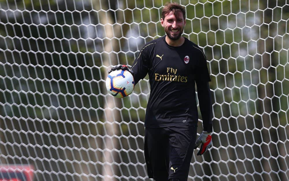 ACミランさんのインスタグラム写真 - (ACミランInstagram)「🧤 Two days to go as our goalkeepers warm-up at Milanello 📸 🧤 I nostri portieri scaldano i guanti a -2 da #SPALMilan 📸」5月24日 22時44分 - acmilan