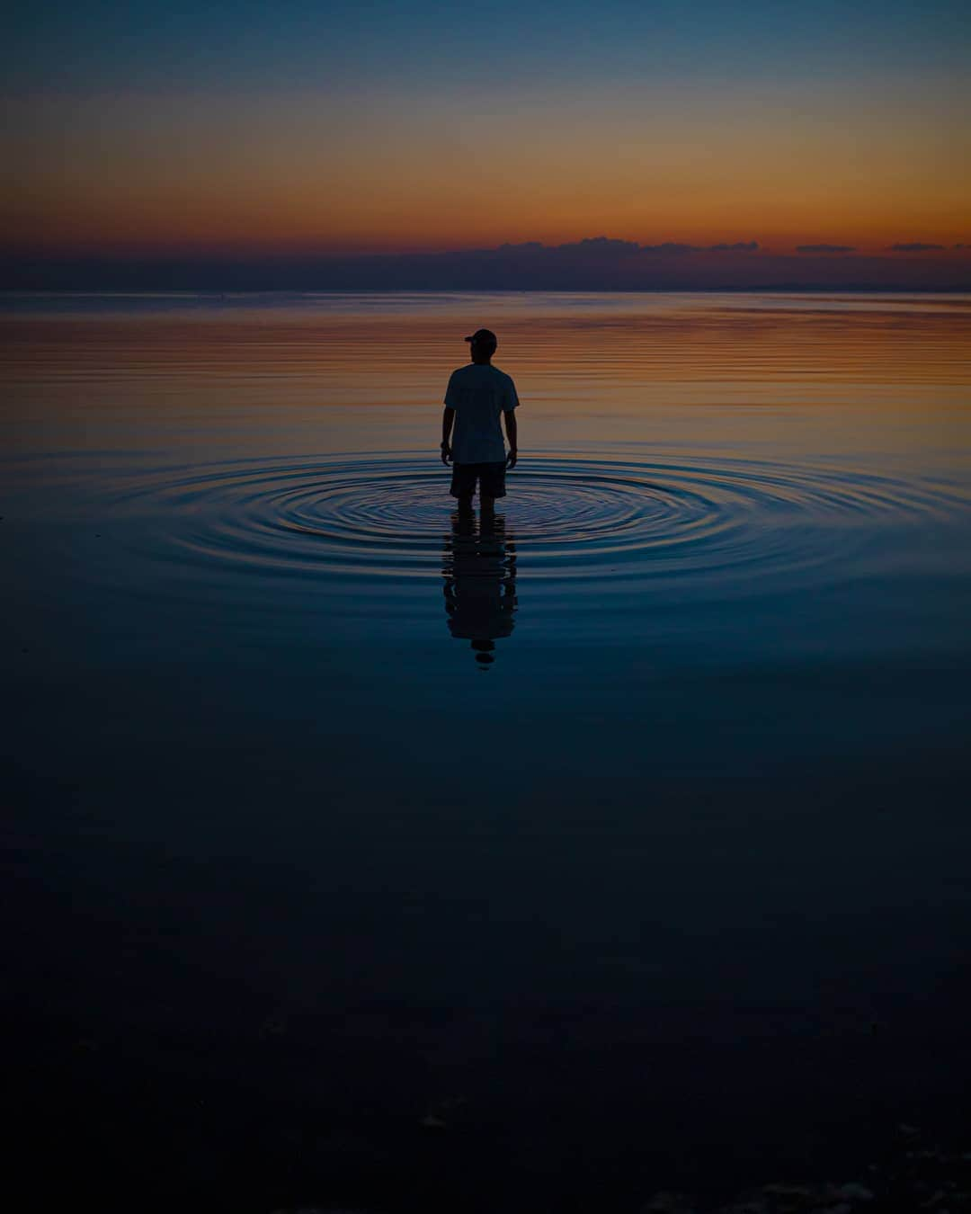 山下歩のインスタグラム：「昨日の沖縄の夕焼けは奇跡みたいな光景でした。風が全くなくて湖のように静まった海。空の反射がとてもきれいでした。僕らの心もこれくらい静まれば、宇宙の反射を美しく感じとることができるんでしょうね！まだ僕のまわりにはすこし波紋が広がっています。  最高の写真をとってくれた @kuriyama_kenichi に感謝！ありがとう！  #okinawa #sunset #ocean #sea #savetheplanet #ourplanet」