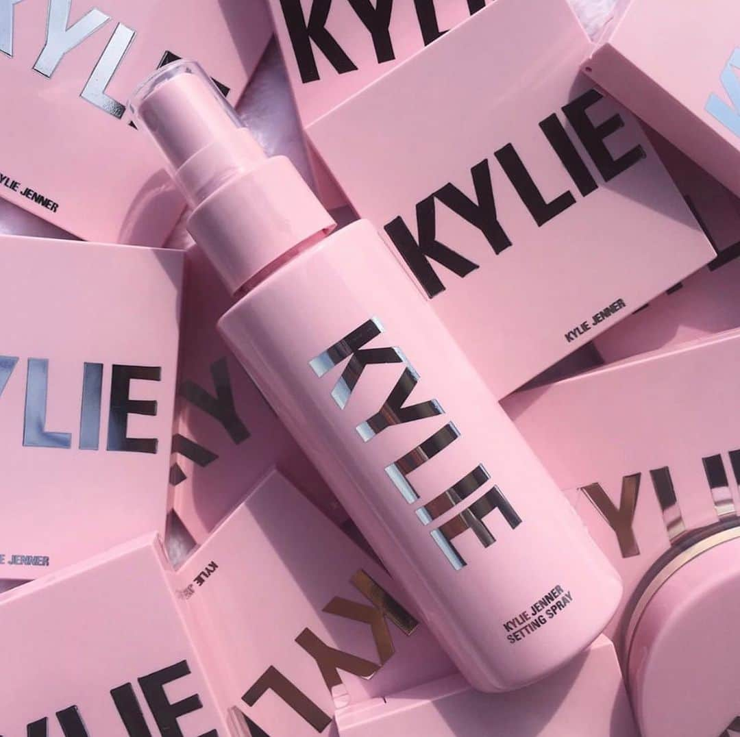 Kylie Cosmeticsさんのインスタグラム写真 - (Kylie CosmeticsInstagram)「what product do you want to see us make next? 😛 comment below!! 🌸✨pic by @aalexisbeauty」5月24日 22時49分 - kyliecosmetics