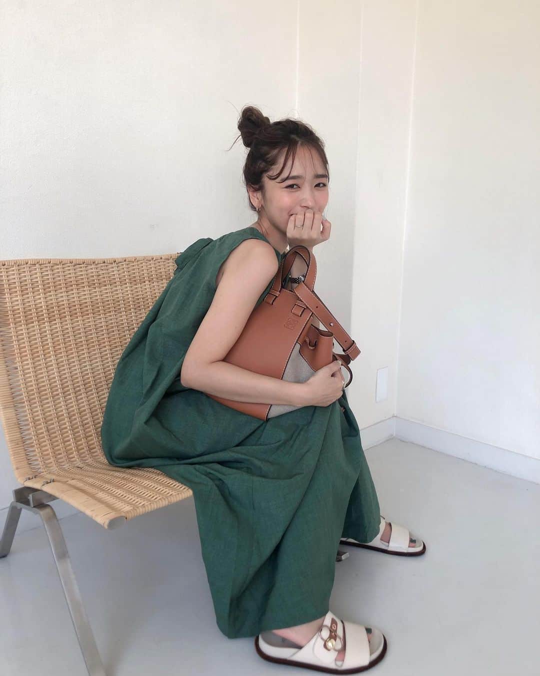 近藤千尋のインスタグラム：「撮影の日はいつもワンピース🌻 タイアップさせていただいた @titivatejp さんのワンピースを🥰 大人なグリーンとバックリボンが お気に入りです😍  #私服 #バックリボンロングワンピース #titivate #titivatestyle」