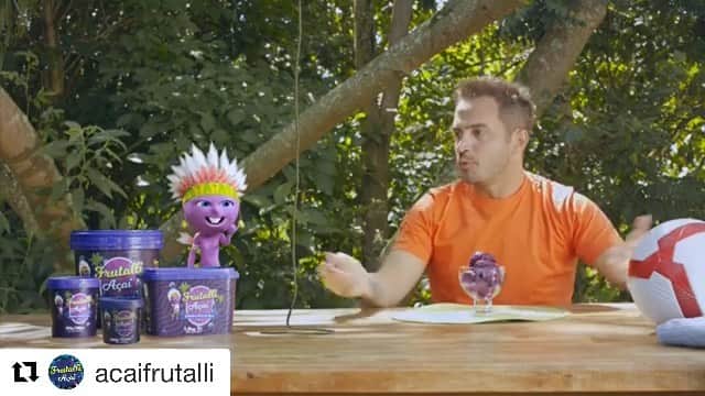 アレッサンドロ・ローザ・ヴィエイラのインスタグラム：「Se liga no recado do Açu @acaifrutalli - #Repost @acaifrutalli with @get_repost ・・・ É isso mesmo, nosso mascote Açu o Protetor do Açaí mais saborozaço do Planets e o guloso @falcao12oficial estão juntos para apresentar o Melhor Sabor do Açaí. Confira no vídeo. . #acai #OMelhorSabordoAçaí #frutalli #acaí」