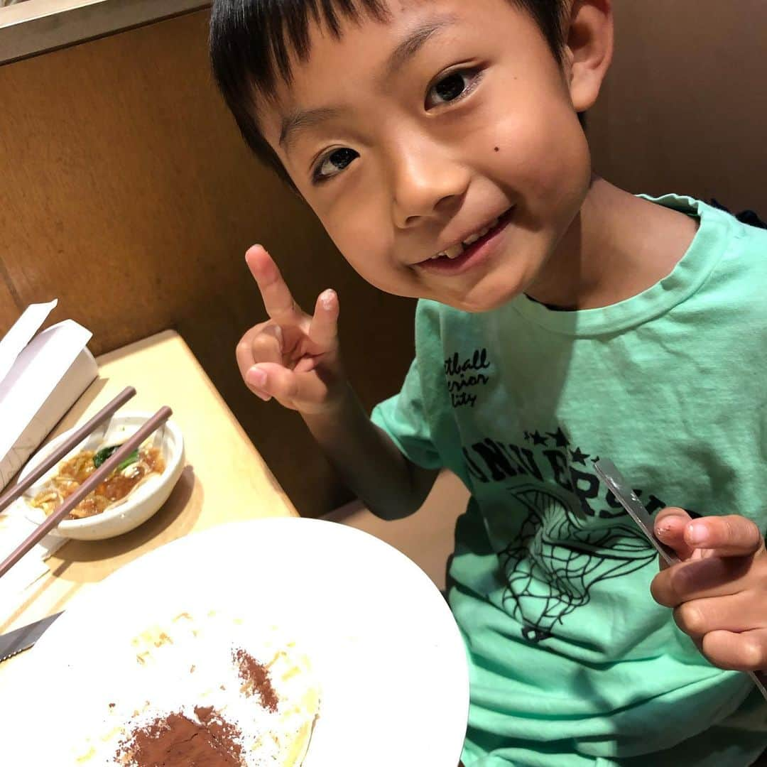 甘糟記子さんのインスタグラム写真 - (甘糟記子Instagram)「昨日の夕飯はいづみちゃんのヤムナの後、お姉ちゃんとみんなでしゃぶ葉へ！  いや〜やっぱり美味しい( ^ω^ )  いつも三元豚のコースです( ^ω^ )  ここは私てきには牛はイマイチなんだよね（笑） でも豚は美味しい！！ しかもクーポンとすかいらーくグループの株主優待も併用できて、最高！！ 家に戻ってからも、お姉ちゃんにもらったエシレのバターサンドを味見！  めっちゃ美味しくて結局普通に食べたけどね（笑）  これは危険な味！（笑）  食べ過ぎだ〜(＞人＜;) #しゃぶ葉#美味しすぎる#エシレ#バターサンド#食べ過ぎ#食べ放題」5月24日 22時53分 - norihey924