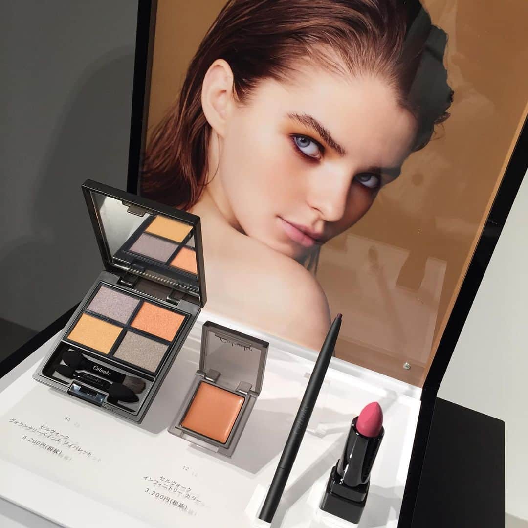 のインスタグラム：「. セルヴォークの秋冬コレクションをレポートします！ . ヴォランタリーベイシス アイパレットの新色が超、超、超お洒落です！ グレーをおびた色味で3種類。各6,200円（税別） . 秋はスモーキーカラーで作るナチュラルな囲みアイメイクがトレンドだそう。イメージはケイト・モスみたいな、80〜90年代のスーパーモデル！やってみたいな〜💕8月2日発売です！編集M.N . #セルヴォーク #celvoke #コスメ #コスメ発表会 #メイク #アイシャドウ #cosmetics #makeup #コスメ好きさんと繋がりたい #美容好きな人と繋がりたい #inredmagazine #inredbeauty」