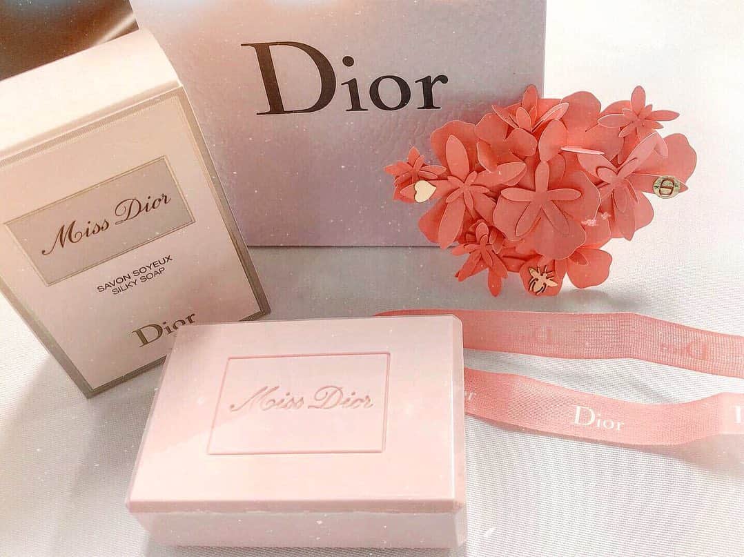 戸崎奈津さんのインスタグラム写真 - (戸崎奈津Instagram)「Miss Dior の石鹸🎀 素敵なお心遣いに感謝です💫 あぁ可愛い🤗 今日から #鈴鹿サーキット ♪  #SuperGT だよー♪ 今日は真夏みたいに暑かった！☀️ #missdior #silkysoap #dior #soap #perfume #pink  #christiandior #favoritecosmetics  #beauty #gift #ディオール #石鹸 #ディオールコスメ」5月24日 22時54分 - naa_tsu0827