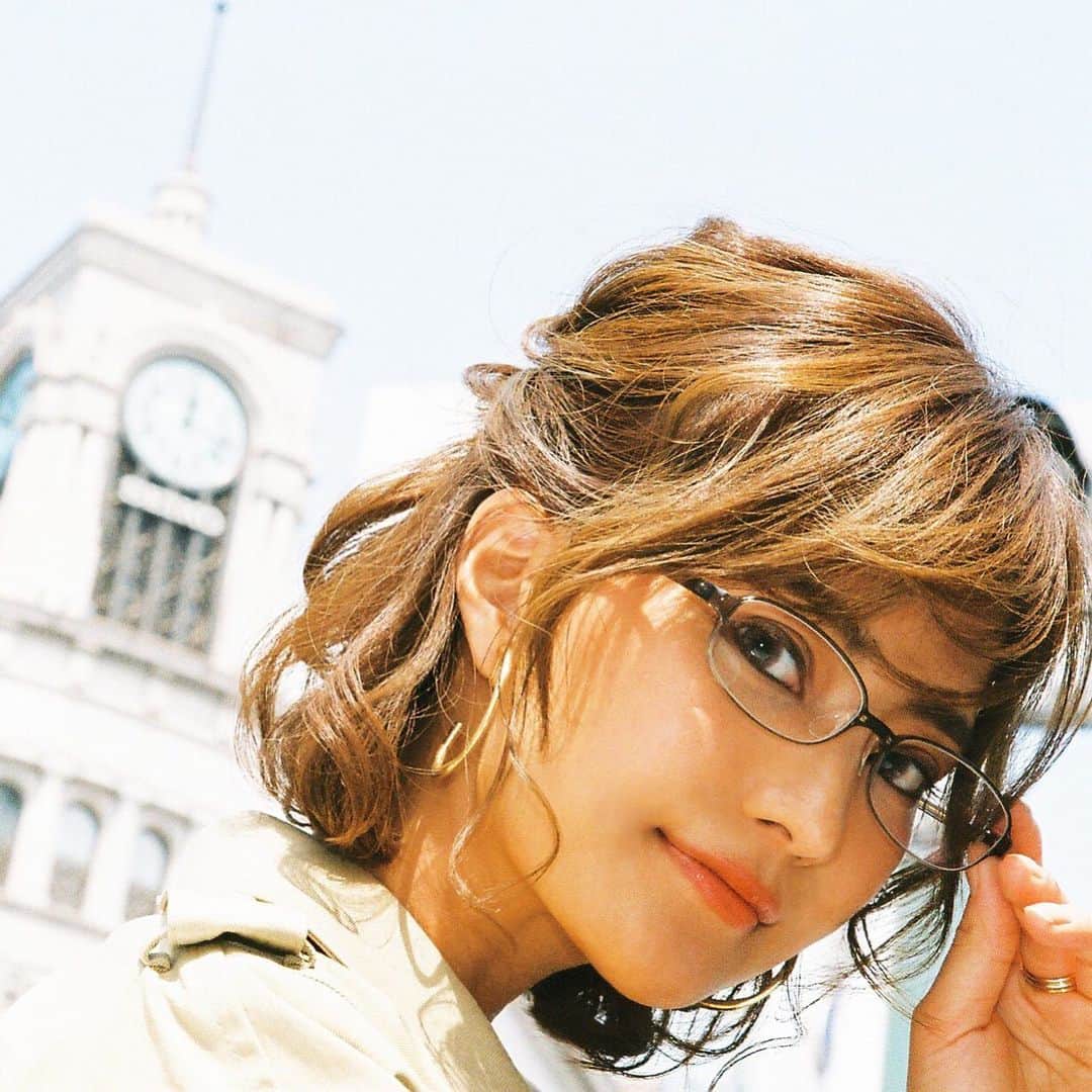 Zoff Officialのインスタグラム：「ULTRA LIGHT TR / ZJ191021_63A1 Model @hys__maki  ラフに羽織ったトレンチコートには、キリッとしたスクエアタイプのフレームがよく似合う。 大人っぽいハーフアップには細身のメガネを合わせて、“出来る女“を演出しよう。 #Zoff #FASHION #eyewearstyle #メガネ #ゾフ女子 #Zoffコーデ #銀座コア店 #銀座マロニエゲート店 #銀座 #東京 #tokyo」