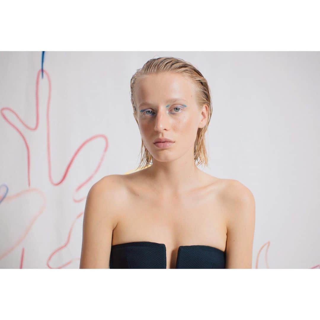 レジャビーのインスタグラム：「The aspirations of our swimwear collection : the southern seas, exotic vegetation & tropical fruits and flowers. —— Les aspirations de notre collection bain : les mers du Sud, la végétation exotique & les fleurs et fruits tropicaux. #maisonlejaby #maillotdebain #bain #pe19 #ss19 #ete #plage #vacances @eulaliejuster @ioburgard」