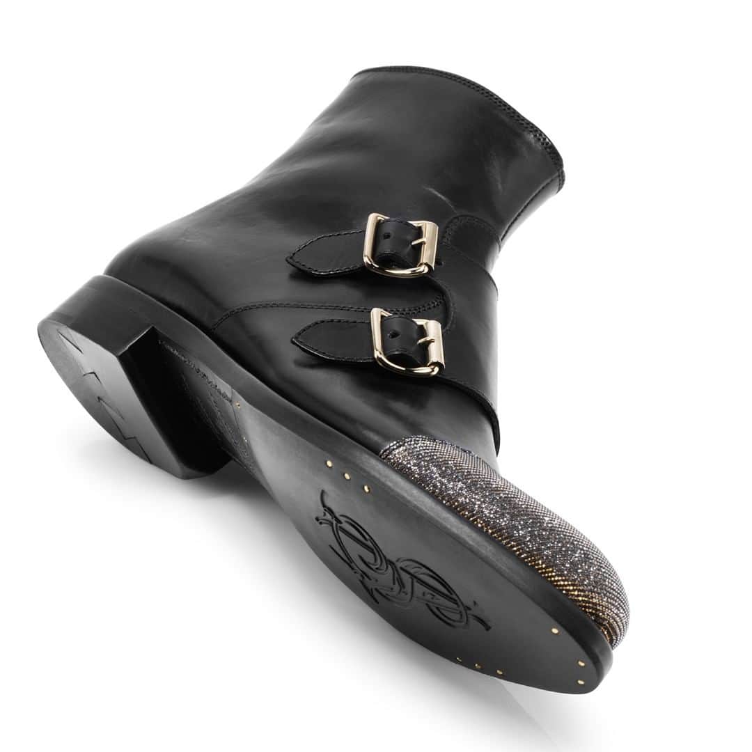 ザ オフィス オブ アンジェラ スコットさんのインスタグラム写真 - (ザ オフィス オブ アンジェラ スコットInstagram)「sleek black vegetable tanned leather with a feminine metallic textile toe cap...what’s not to like?  #myscotts #getinapair」5月24日 23時00分 - officeofangelascott