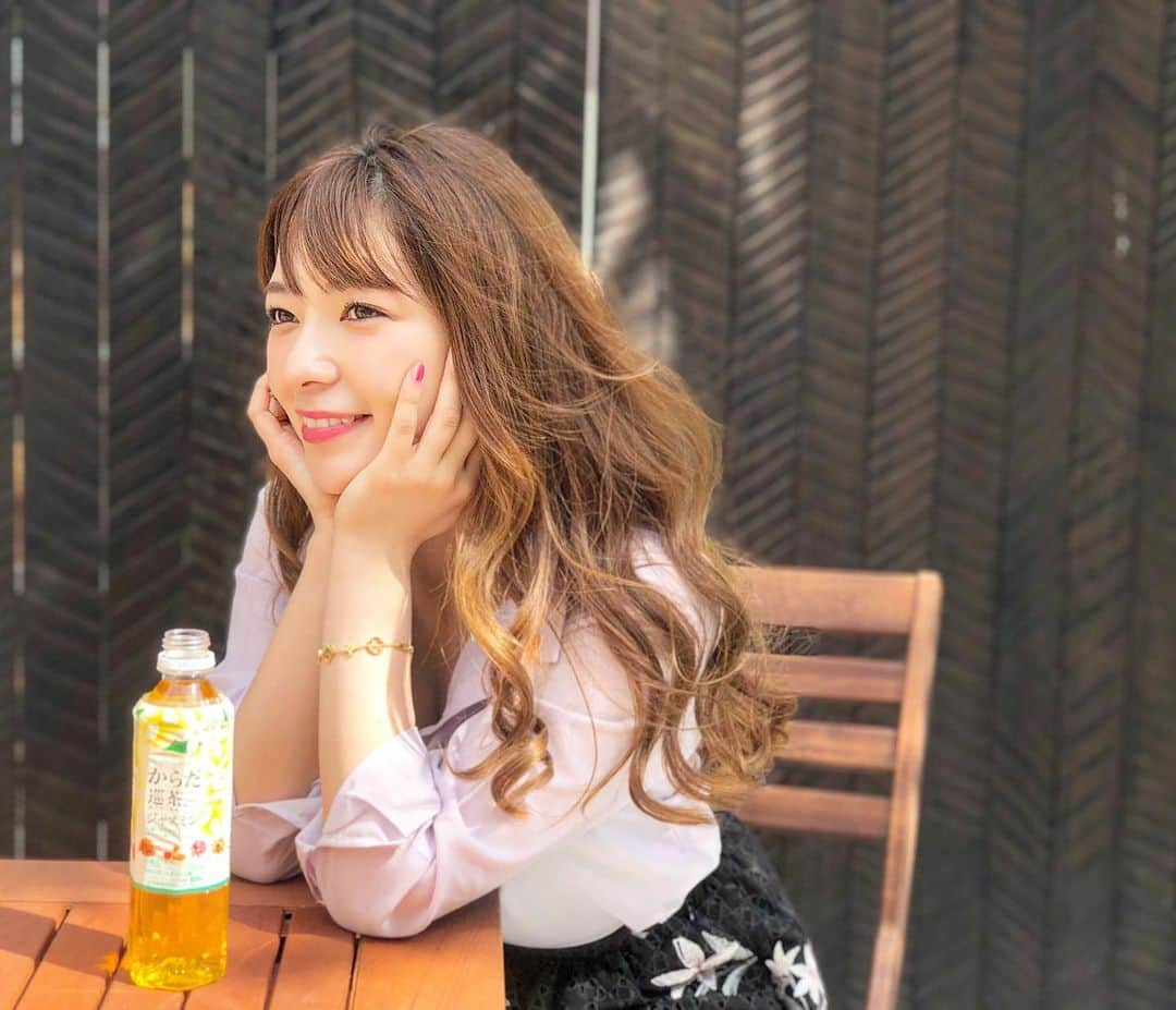 岩根沙恵子?さえみるさんのインスタグラム写真 - (岩根沙恵子?さえみるInstagram)「🍵 お仕事間のゆっくりタイム•••💓 . お天気も良くてお外でゆっくりお茶飲んで休憩( ⸝⸝⸝°_°⸝⸝⸝ )♡ いつも飲み物持ち歩いてるんだけど、今日は【からだ巡茶】✨ ジャスミン茶あまり飲まないから新鮮〜🥺 . 次のお仕事も頑張ります🤗❤️ みんなも頑張りましょ♡ . 終わったらゴルフレッスンだ🏌️‍♀️♥︎ 運動もいい汗かいて、リラックス出来るから好きな時間だなあ🤤 . ※タイアップ記事です . #からだ巡茶ジャスミン #ジャスミンティー #からだ巡茶 #からだ巡茶ジャスミンで10秒リラックス @karada_meguricha #身体に良いこと #休憩タイム #リラックスタイム #ゆっくりタイム #ゴルフ女子 #運動時間 #golfgirls #ゴルフ好き #お茶タイム #おティー」5月24日 23時03分 - saemiltiii