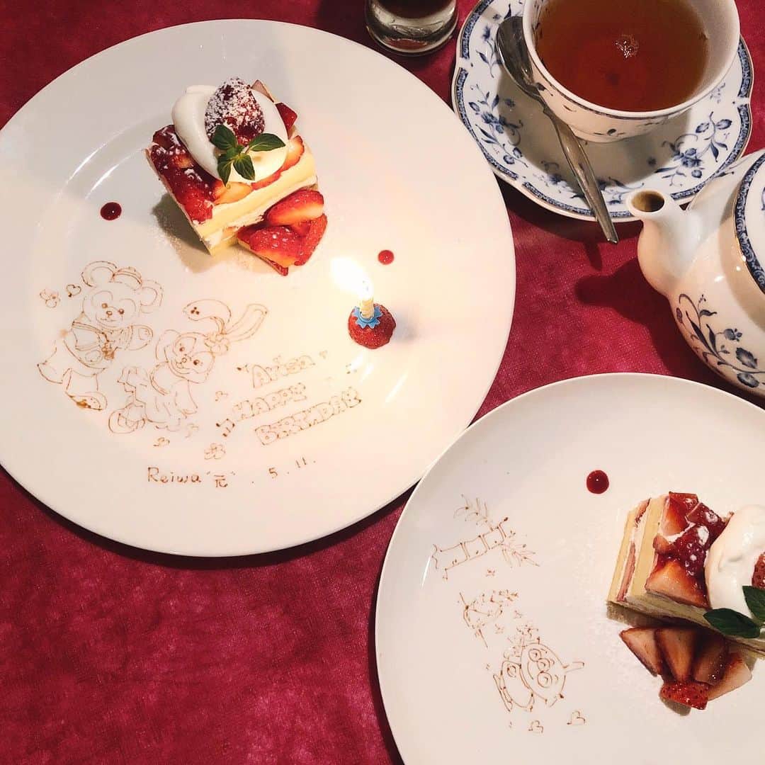 のインスタグラム：「ディズニー好きの親友のお祝い🧁❤︎ お願いしていたプレートがめちゃめちゃ可愛くて 私まで興奮しちゃった!! ありがとうございます☺︎ ・ #birthday #happybirthday #disney #birthdayplate #duffy #stellalou #誕生日 #誕生日祝い #ディズニー #誕生日プレート #バースデープレート #ダッフィー #ステラルー」