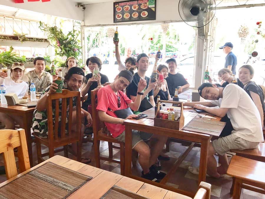 のインスタグラム：「SUNVALLEY ができて1年  立ち上げから支えてくれた仲間たちと楽しい時間✨  たくさんの笑顔が溢れて最高な旅でしたぁー✨  美容師も1人では何もできない  たくさんの仲間の支え合いがあってこそ  美容を通してたくさんのお客様を  笑顔にできる。  嫌なことや苦手なこと、  好きな人、嫌いなひと、  自分じゃ殻を破れなくても  仲間がいればね  たくさんの時間を過ごしたら  新たな自分を発見できるし成長できる  これからもそんな人間力をみんなで  育てていきたいです🤗  ありがとうー❤️ * * * * * * * * * * #sunvalley #社員旅行#旅行#タイ旅行#タイ#🇹🇭#Thailand#バンコク#パタヤ#ラン島#笑顔#みんなに感謝 #楽しい時間#最高な仲間#ヘアーサロン#美容院#美容室#美容師#ヘアメイク#ありがとう」