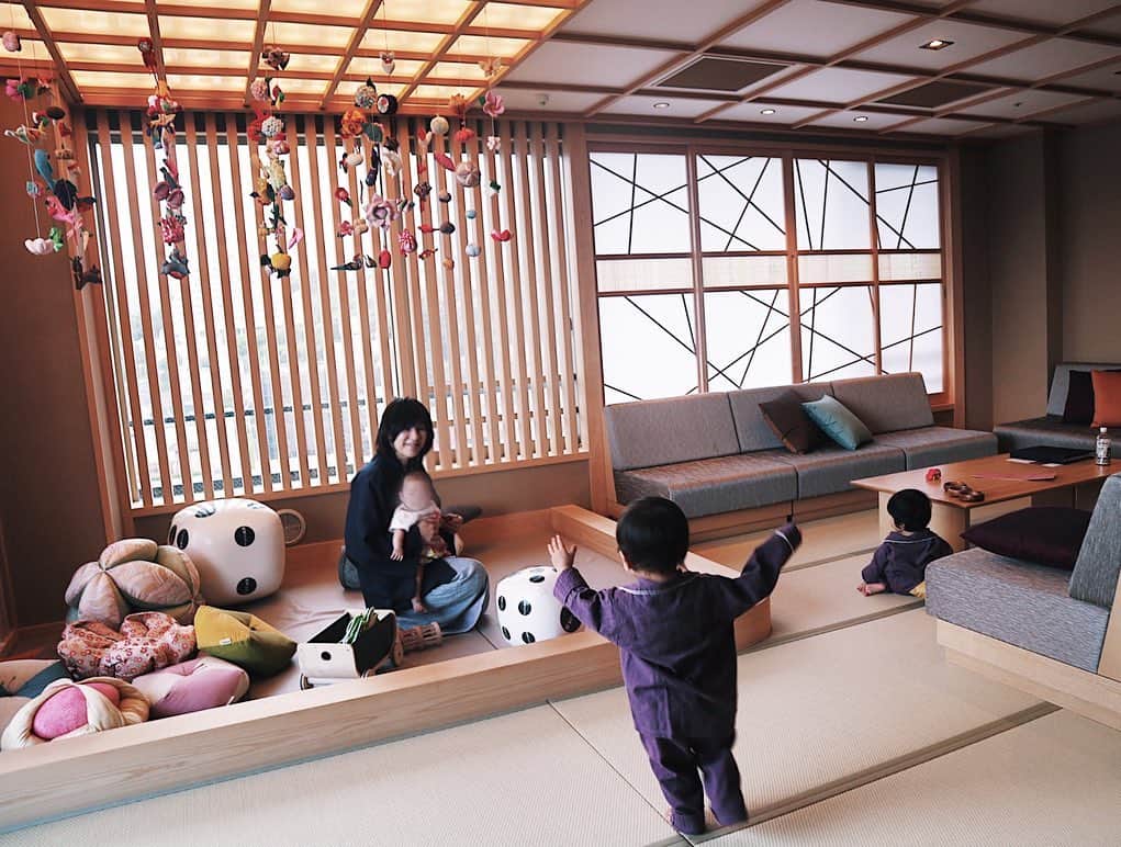 Remiさんのインスタグラム写真 - (RemiInstagram)「KAI Ito's special family room🧸🎏 界伊東では、特別和室に泊まりました🍵🌿 . キッズスペース付きの広い和室リビングに4人分のベッドルームが2つの贅沢なお部屋✨ 子供の健やかな成長を願って作られる伊豆伝統の「つるし飾り」がまた可愛い🌸 キッズアメニティやサービスも充実で大人も子供も一緒に楽しめる快適な旅になりました👦🏻👦🏻👶🏻 . . . #界伊東 #三世代水入らず旅 #星野リゾート #星野リゾート界 #特別和室 #つるし飾り #温泉旅行#伊豆旅行 #子連れ旅 #まご旅 #親孝行旅行 #LOVETABI #LOVETABIMama @hoshinoresorts.official」5月24日 23時07分 - remi_912