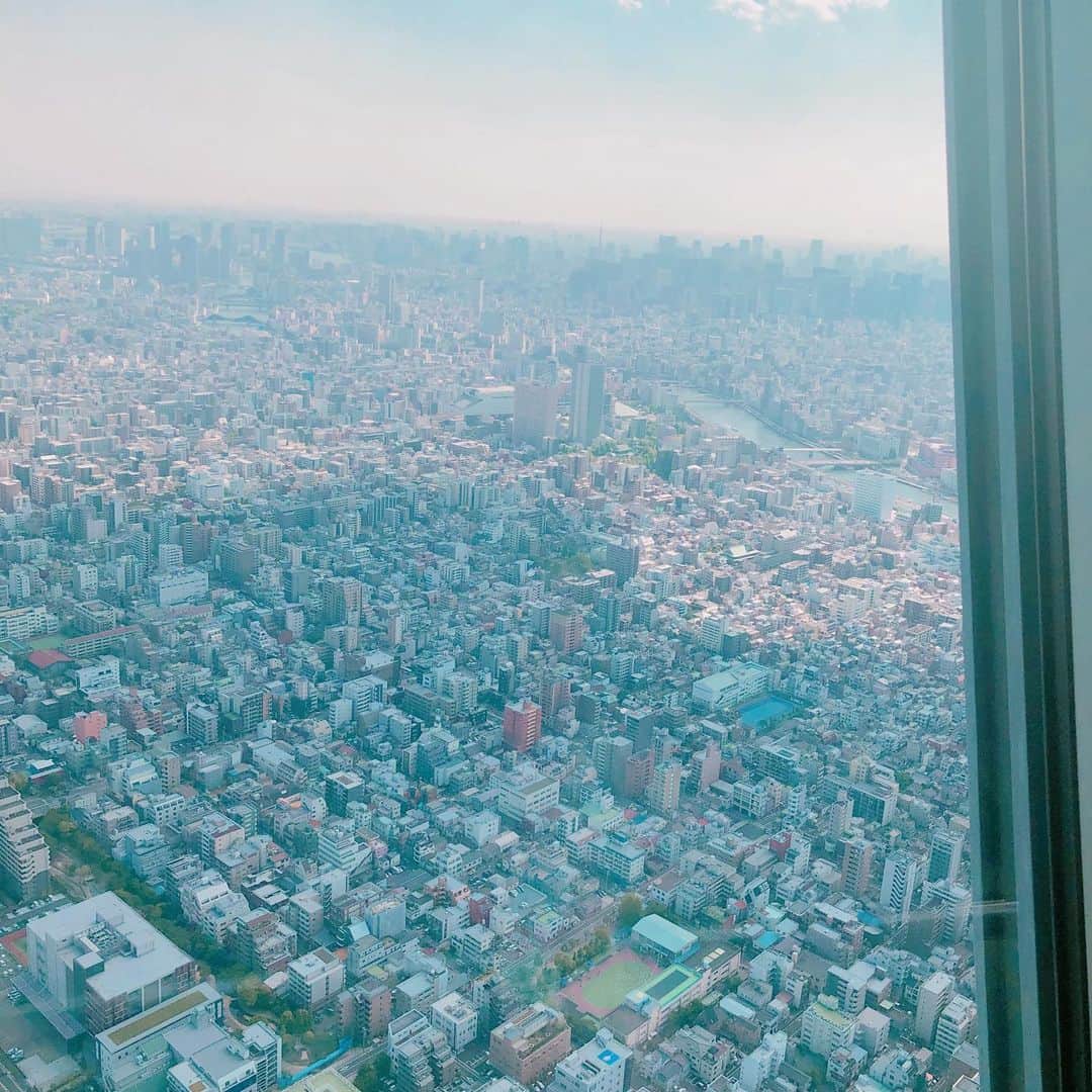 皆方由衣さんのインスタグラム写真 - (皆方由衣Instagram)「初めて一番上まで 登りました。  お家とか川とか プラモデルみたいに ちっちゃく見えて 新鮮な気持ちになりました☺️ #スカイツリー #skytree  キティちゃん かわいかった🥰」5月24日 23時12分 - yuiminakata