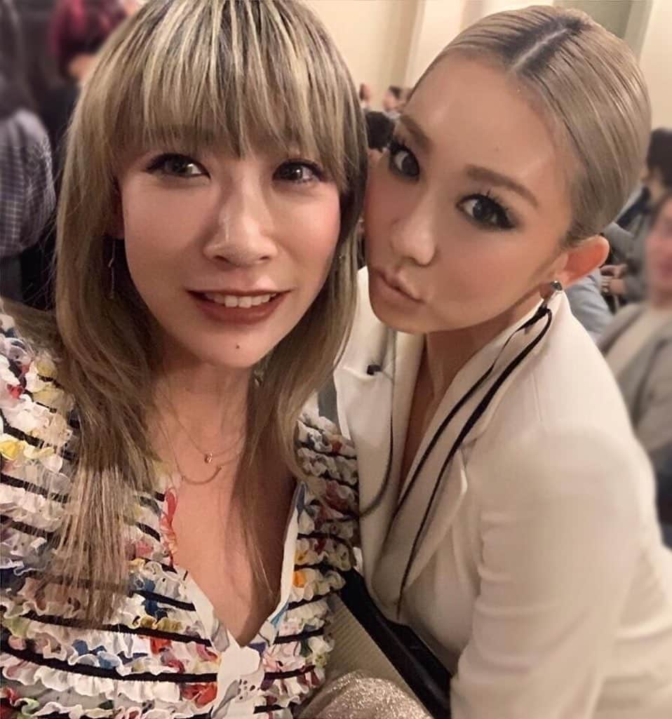 倖田來未さんのインスタグラム写真 - (倖田來未Instagram)「蜷川実花先生(@ninagawamika )との再会！﻿ こんなタイミングで会えるなんて！！﻿ 変わらずキュートな方でした💓﻿ JAPONESQUEのアルバムに入っている「ピンクスパイダー」のMV撮ってくれたのは、実花ちゃんなのですーーー﻿ ﻿ きゃーーーっ﻿ 運命感じますーーー﻿ ぜひライブ見にきて欲しいなぁ。﻿ ﻿ #colorthecover #ジャケ写 #ピンクスパイダー#MV #蜷川実花 先生 #撮影 #ジョルジオアルマーニ @armani #giorgioarmani #2020 #fashion #show #cruise #collection #tokyo #東京国立博物館表慶館 #倖田來未 #kodakumi #japonesque #relivetour2019」5月24日 23時13分 - kodakumi_official