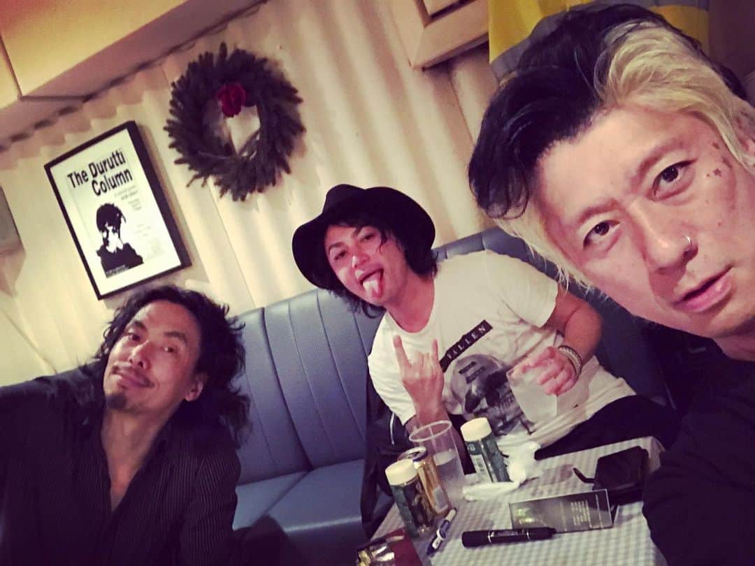 Ju-kenのインスタグラム：「風の吹くまま気の向くままなセッションバンド、 #EIJUKEN 今夜も横浜の街角で、プレイ♫  根無し草な、あたくし達、、、 いつかは永住権を保持できる日が来るのでしょうか。。。 次回は8/31 Club sensation のイベントでまたまた、横浜で楽しませて頂きます(^^) お近くの方は是非ぃ！  @e.mitsuzono @kenta.harada」