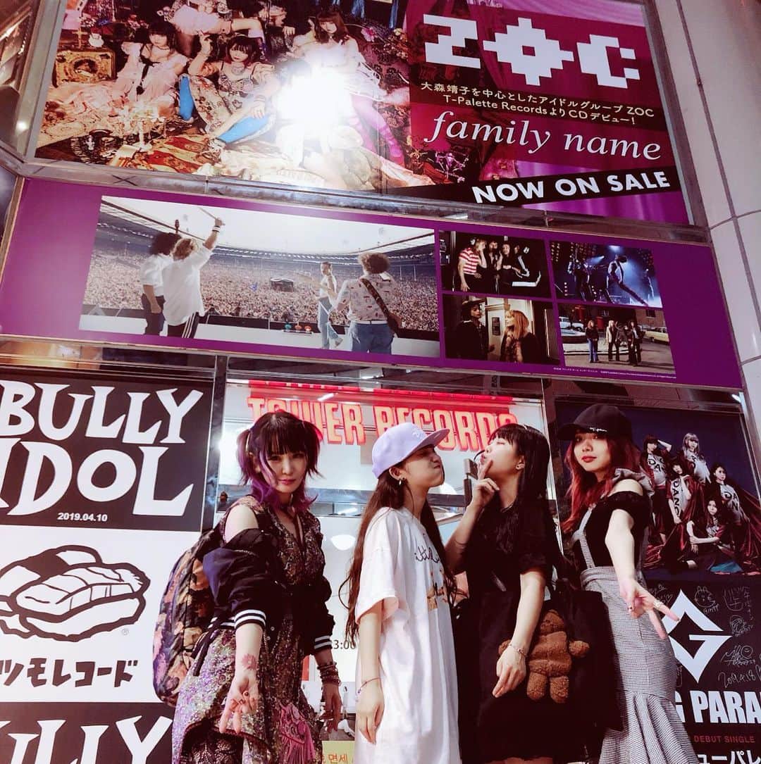 大森靖子さんのインスタグラム写真 - (大森靖子Instagram)「family name、届いていて嬉しいです。 メンバーもスタッフもファンも一丸となってカチコミにいけることは、当たり前じゃないし、この熱量本当にありがたいです。 クッソ売れろ〜おおお」5月24日 23時15分 - omorimori
