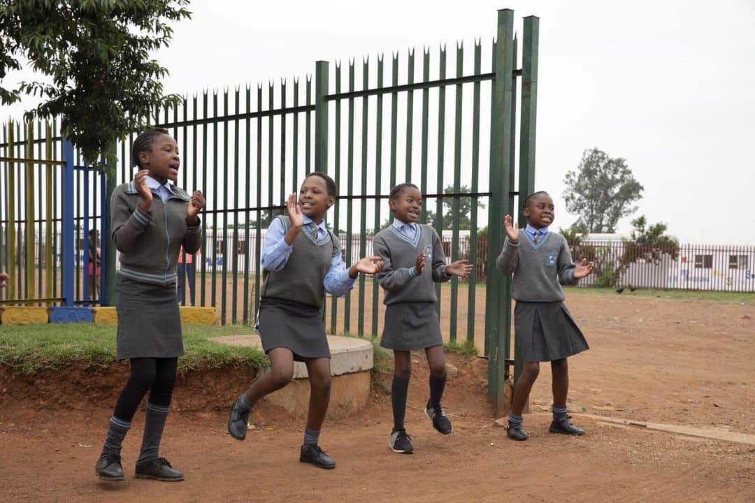 のインスタグラム：「Photo by Anastasia Taylor-Lind @anastasiatl // Sponsored by @always_brand // On an overcast morning, schoolgirls attending Thabotona Primary School in South Africa perform a traditional dance. Menstruation is a taboo topic in poor South African communities, and girls often start menstruating with little information about what’s happening, leading to fear and a lack of knowledge about how to safely manage their cycles. Teachers in South Africa say they do not always feel it is their role to teach girls about menstruation, nor do they have the skills to do so. The cost of period products proves to be a hindrance for many girls in poor communities, but citizens are trying to overcome that obstacle. In 2010, the ANC Youth League started appealing to the government for free sanitary pads in schools, and the movement gained momentum when then President Zuma promised to expand access to sanitary pads a few months later. Many years have passed, but there is still no federal policy or infrastructure put in place to provide free sanitary pads. // Every day, all over the world, millions of girls miss school because they lack resources to navigate the onset of menstruation. @always_brand provides puberty education and& period products to girls around the world to help keep them confident #LikeAGirl & focused on getting an education. Together we can #EndPeriodPoverty!」