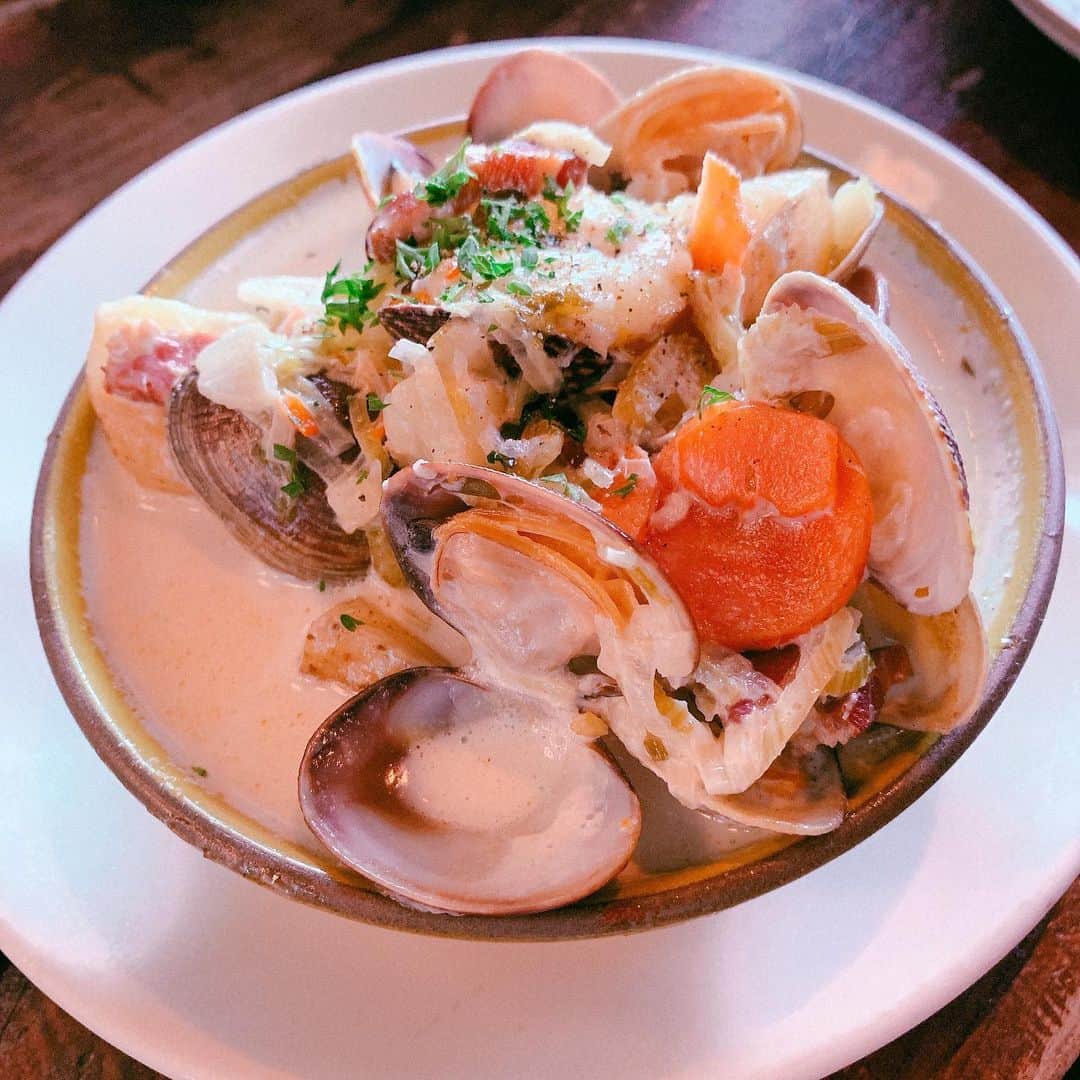 のインスタグラム：「まず向かった先は、﻿ サンフランシスコの大人気フードホール&マーケット、﻿ ﻿ Ferry Building Marketplace﻿ One Ferry Building, San Francisco, CA 94111﻿ ﻿ ﻿ ダウンタウンの海に面した絶好のロケーションで、NYでいうチェルシーマーケットみたいな場所💡﻿ ﻿ ﻿ ﻿ HOG ISLAND OYSTER BARで遅い昼食！﻿ ﻿ これクラムチャウダーなの∑(ﾟДﾟ)﻿ と、具がモリモリ濃厚でびっくりの1枚目。﻿ ﻿ オイスターも私の好きな小ぶりサッパリ系で美味しかったぁ💕﻿ ﻿ チーズで埋まってるのが、アボカドとアスパラガスのサラダ！笑。﻿ これもめちゃくちゃ美味しい‼︎﻿ ﻿ グリルドチーズのサンドと自家製ピクルス、﻿ ミニサイズのフィッシュバーガーと、﻿ 最高のラインナップでした^_^﻿ ﻿ ﻿ ﻿ #sanfrancisco #ca  #ferrybuildingmarketplace  #hogislandoysterbar  #clamchowder #クラムチャウダー﻿ #oyster #オイスター﻿ #神奈延年 さん #熱気バサラ  #ayahirano #平野綾﻿ #ミレーヌ」
