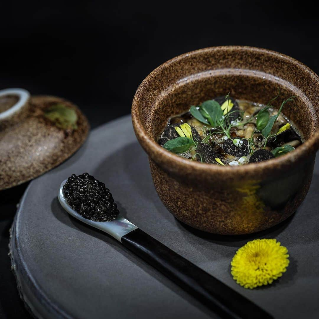 ゴードン・ラムゼイさんのインスタグラム写真 - (ゴードン・ラムゼイInstagram)「Introducing.... mushroom and truffle chawanmushi with Oscietra caviar. So excited for you guys to check out the whole menu @luckycatbygordonramsay.... link in bio ! #LuckyCatMayfair」5月24日 23時19分 - gordongram