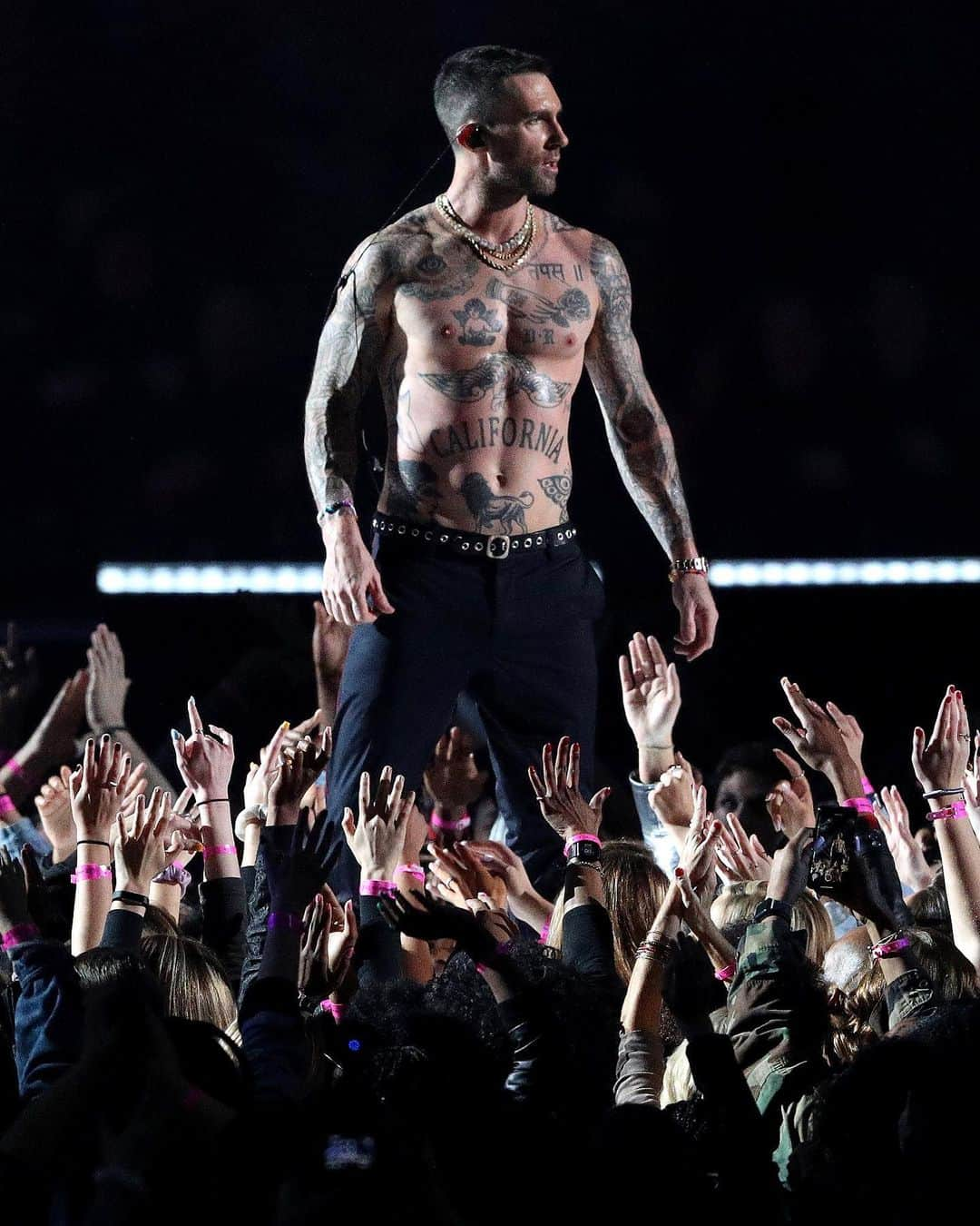 Just Jaredさんのインスタグラム写真 - (Just JaredInstagram)「@adamlevine is leaving @nbcthevoice after 16 seasons! Tap this pic in the LINK IN BIO to find out who’s replacing him on the show. #AdamLevine #TheVoice Photo: Getty」5月24日 23時20分 - justjared