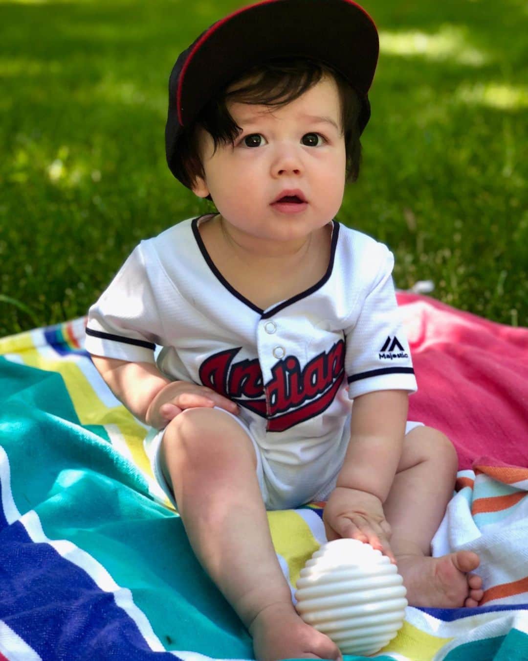 のインスタグラム：「Hey @indians -we got a left handed pitcher waiting in the bullpen ⚾️」