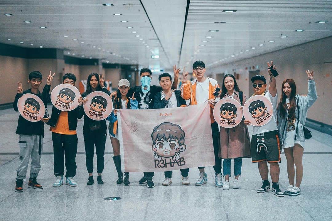 R3habさんのインスタグラム写真 - (R3habInstagram)「So amazing to see my fans at the airport 💜💜⁣ ⁣ You guys made my day 🙏🏼🙏🏼⁣ ⁣ #R3FAM #CYB3RPVNKERS」5月24日 23時23分 - r3hab