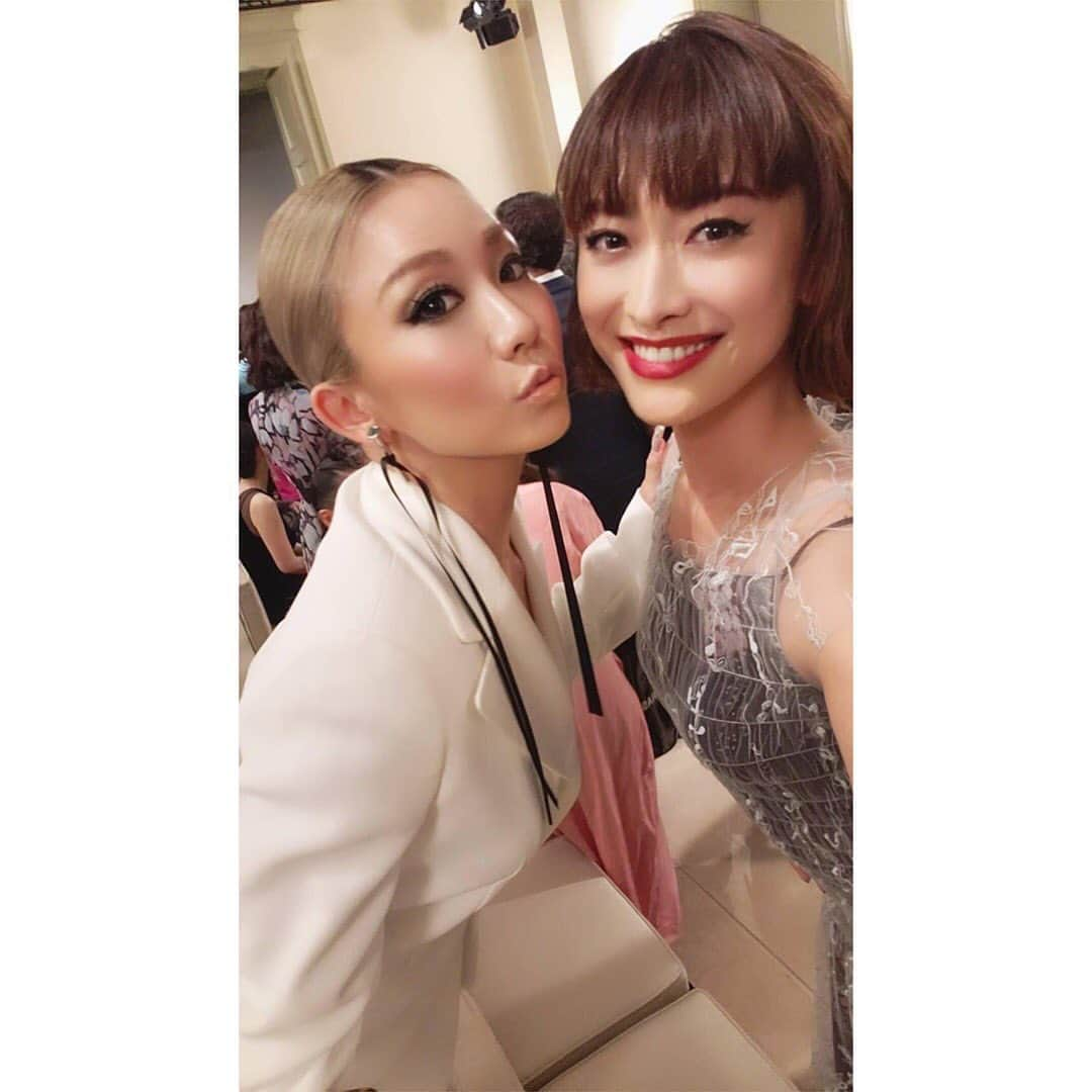 倖田來未さんのインスタグラム写真 - (倖田來未Instagram)「ゆーちゃん(@yu_yamada_ )発見！﻿ いっつもかわいーファッションで﻿ スタイルまじ尊敬。。﻿ 今度ランチ行こからのまさかのファッションショーでばったりんこ。﻿ ﻿ 年下なのに可愛すぎてほんばに。﻿ #朝起こして #ブランチ #はよ #これは #まきちゃん @maki.nshiyama50 #と三人の内緒話 #笑 #山田優 ちゃん #ジョルジオアルマーニ #giorgioarmani #2020 #fashion #show #cruise #collection #tokyo #東京国立博物館表慶館 #倖田來未 #kodakumi」5月24日 23時23分 - kodakumi_official