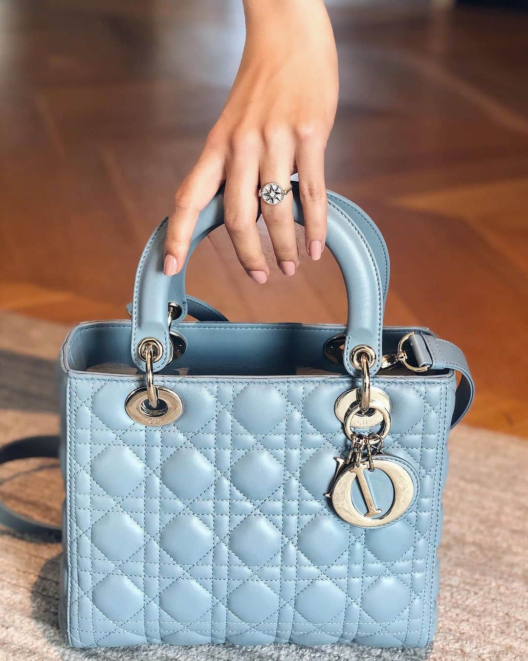 sananasのインスタグラム：「Bleu ciel 💙 Je porte la teinte Incognito 257 de chez @Diormakeup sur mes ongles 💅🏻Il est tellement joli ! Il ressemble beaucoup au Fantasmatic 583😍 Plus que 30 minutes avant ma nouvelle vidéo ! YAYYYY🎉 . #Nails #DiorNails #Dior #DiorMakeUp #Cannes #Cannes2019」