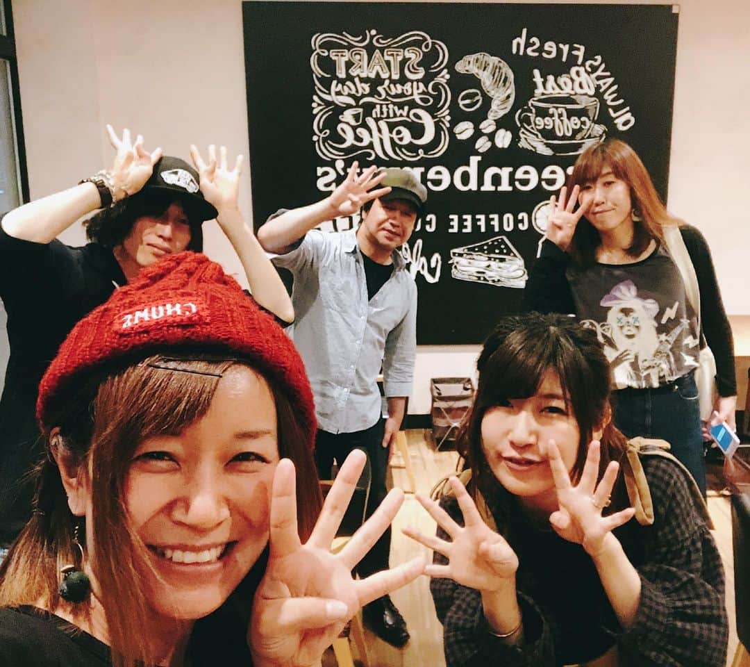 のインスタグラム：「‪＼がもよんフェス実行委員会／‬ . ‪今夜はミーティングでした！‬ ‪月一の恒例、報告会です。‬ . ‪日にちが経つにつれて‬ ‪色んなことが決まって行く‬ . ‪想いを共有してくれる人や‬ ‪力を貸してくれる人が‬ ‪毎年増えていくことが嬉しい。‬ . ‪来週には遂に発表も乞うご期待！‬ ‪【代表 おさや】‬ . ‪#がもよんフェス #gamo4fes‬」