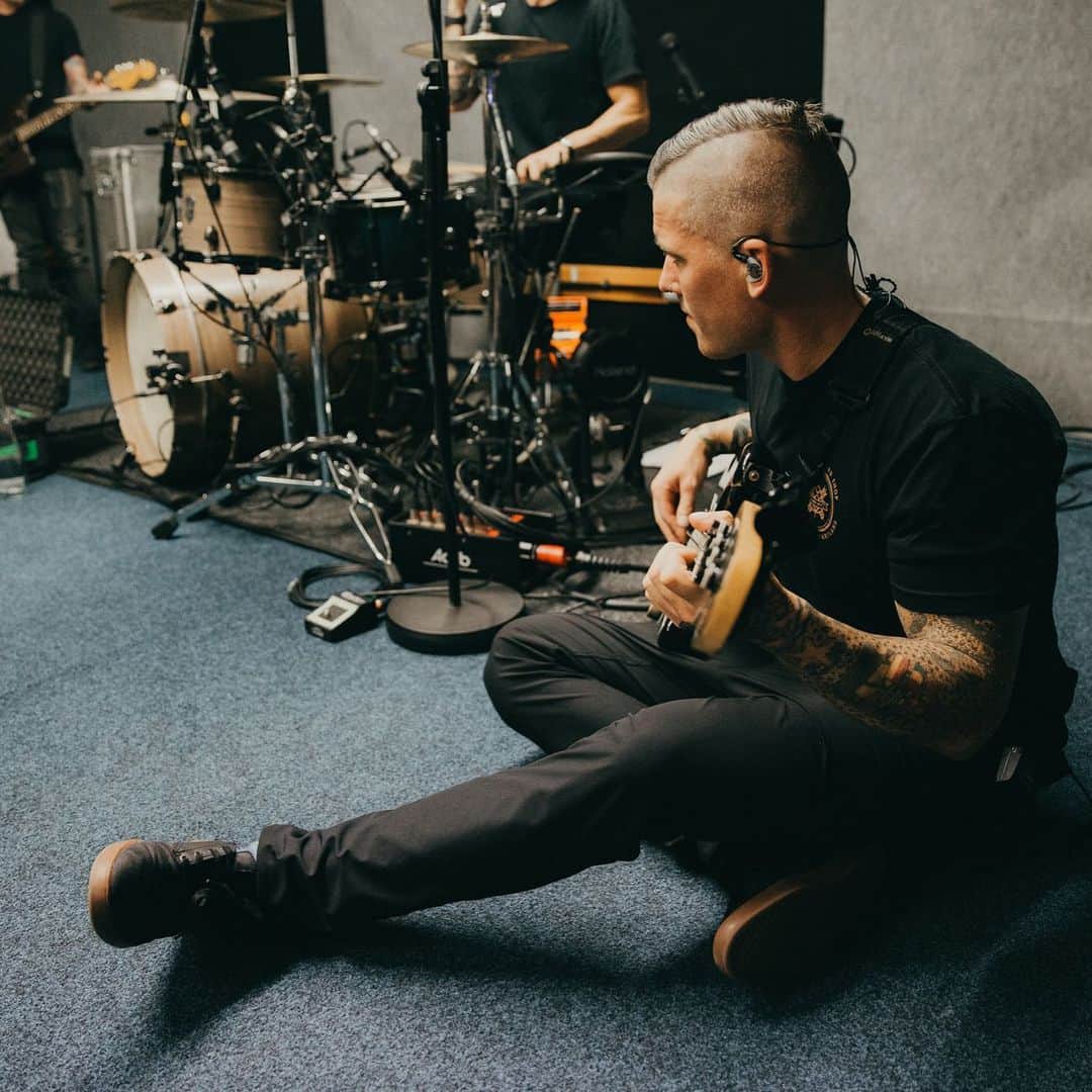 のインスタグラム：「Thinking about sushi 🍣 jamming and lifting 💪🏻all the time ♻️🤙🏻🛹#musician #slamdunkfestival #leeds #letsmakeadifference #alltimelow #rythmsection #dapper」