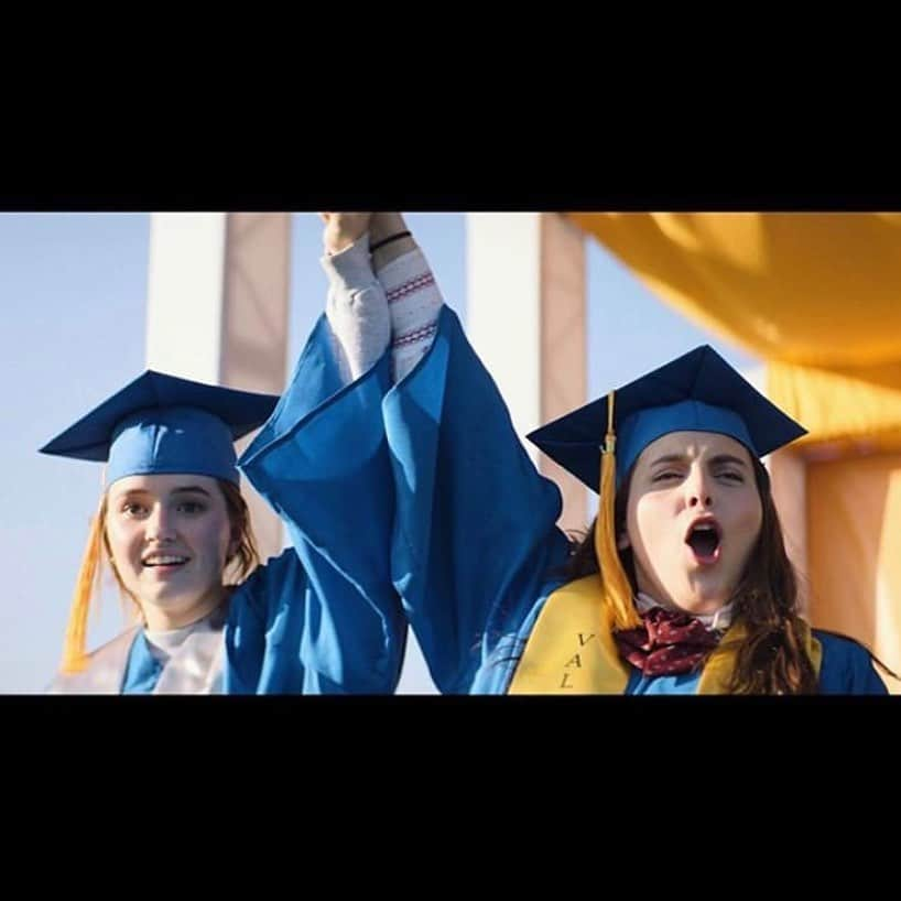 ケリー・オックスフォードさんのインスタグラム写真 - (ケリー・オックスフォードInstagram)「Go see these amazing girls and boys in #BOOKSMART released today! Olivia Wilde did the best job invoking teen films of the past while creating a new view for teens of today. I AM HERE FOR THIS AND I WILL GO SEE IT AGAIN. The writing, the acting, the visuals, the jokes (I guess that’s the writing but the jokes are so goooood)- full one hundy. I give it all the thumbs and likes. 💥」5月24日 23時28分 - kellyoxford