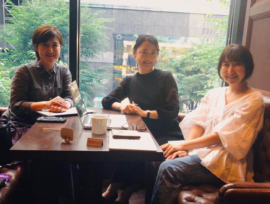 のインスタグラム：「NAO LINGERIE ナオランジェリー菜緒ちゃん&真悠子さん。大好きな2人、今日も笑いすぎてお腹がよじれた。この2人と会うとこの後1週間ぐらい思い出し笑いに苦しむことになるのだ…🤣 一応真剣な仕事の話をしている。一応ね…」