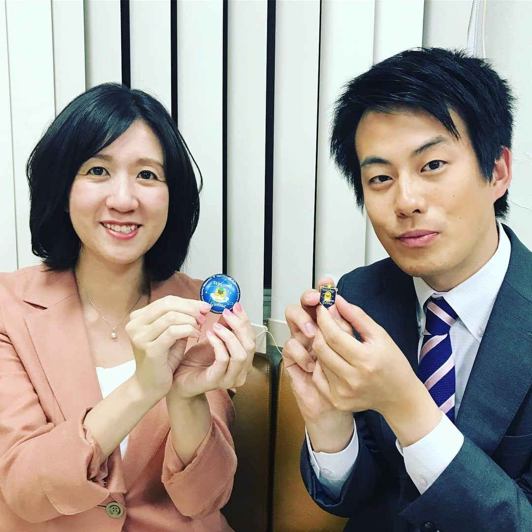 三隅有里子さんのインスタグラム写真 - (三隅有里子Instagram)「* いつかの北爪アナと。 ニュースeye8は今年度から出演者が増えまして。私は月、火、木と違う相方。とっかえひっかえです😘毎日同じようにニュースをお送りしていますが、みんな微妙に間合いとか、癖とか違うので、毎日緊張感があります。いい緊張感だ。  #ニュース #ニュースeye8 #月曜日 #吉田学 キャスター #火曜日 #北爪健太 アナ #木曜日 #小松正英 アナ #とっかえひっかえ #😘 #写真 は #いつかの放送後 #群馬DC #ぐんまウェルカムサポーターズバッジ  #群馬 #gunma #群馬テレビ #群テレ #gtv #アナウンサー #局アナ #局アナの仕事 #地方局で働くということ」5月24日 23時32分 - misumi_gtv