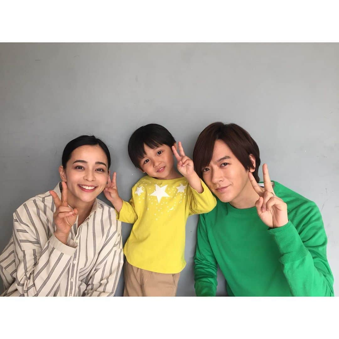 加藤ローサさんのインスタグラム写真 - (加藤ローサInstagram)「こんばんわ〜 そういえばなんですが。 ダイハツタントの新しいCMご覧になった方はいらっしゃいますか？私はまだです(テレビでは)  今回は第10弾‼︎なんでなんで篇です。第10弾ってすごいです。３年半こんなに長くイメージキャラクターをやらせて頂くのは初めてです。感謝感謝でございます🙏 というわけで今回も男性↑お二方に癒されました☺️ 目覚ましなしで寝れる金曜日😍おやすみなさい〜」5月24日 23時34分 - kato_rosa_