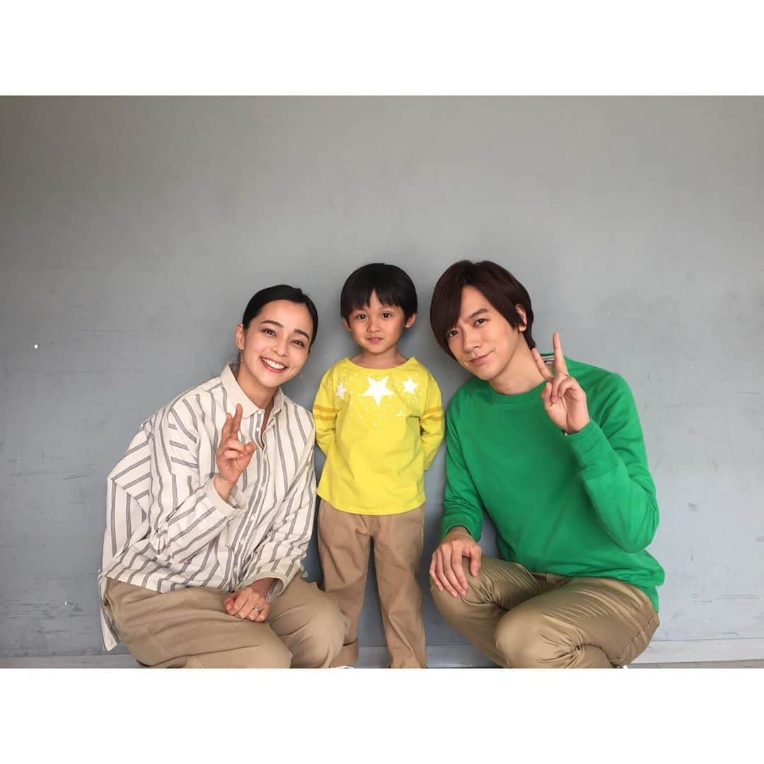 加藤ローサさんのインスタグラム写真 - (加藤ローサInstagram)「こんばんわ〜 そういえばなんですが。 ダイハツタントの新しいCMご覧になった方はいらっしゃいますか？私はまだです(テレビでは)  今回は第10弾‼︎なんでなんで篇です。第10弾ってすごいです。３年半こんなに長くイメージキャラクターをやらせて頂くのは初めてです。感謝感謝でございます🙏 というわけで今回も男性↑お二方に癒されました☺️ 目覚ましなしで寝れる金曜日😍おやすみなさい〜」5月24日 23時34分 - kato_rosa_