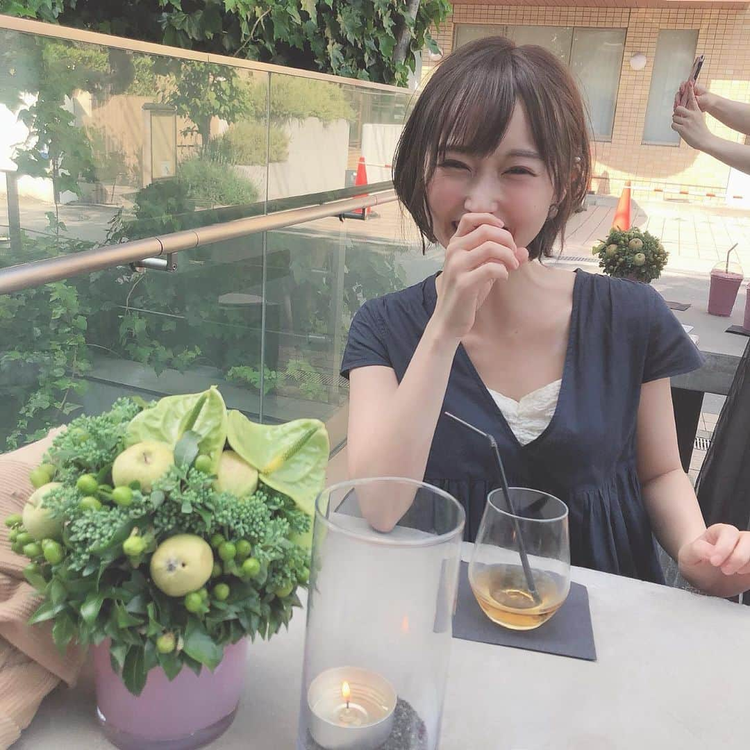 島田玲奈さんのインスタグラム写真 - (島田玲奈Instagram)「. 髪の毛みじかくなったー！ わーい！🥰 . お天気よくて、テラス席でお茶するの気持ちよかった☀️ . #ショート #ショートヘア #ショートボブ」5月24日 23時34分 - smd_rn321