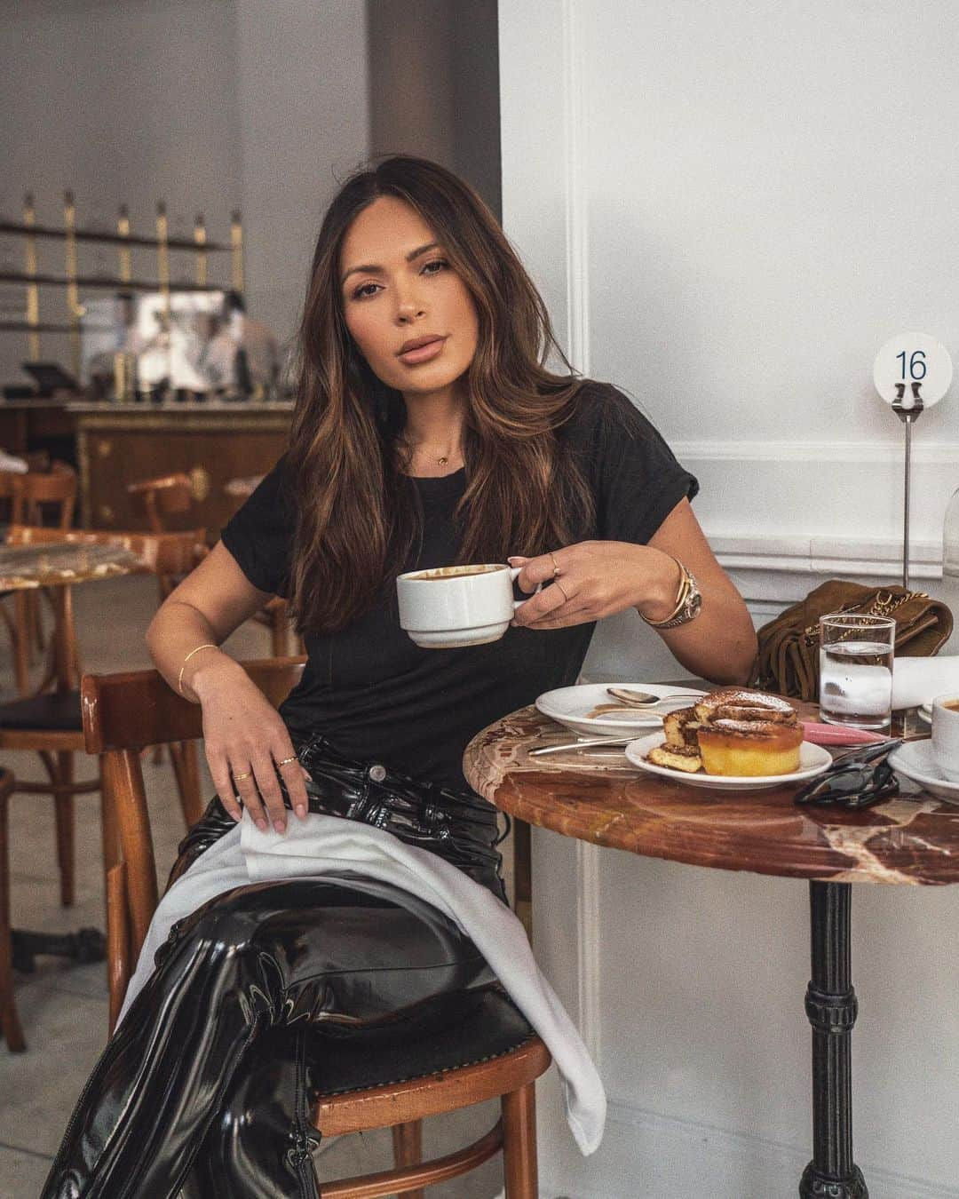 Marianna Hewittさんのインスタグラム写真 - (Marianna HewittInstagram)「coffee with a splash of almond milk and a pack of stevia ☕️」5月24日 23時35分 - marianna_hewitt