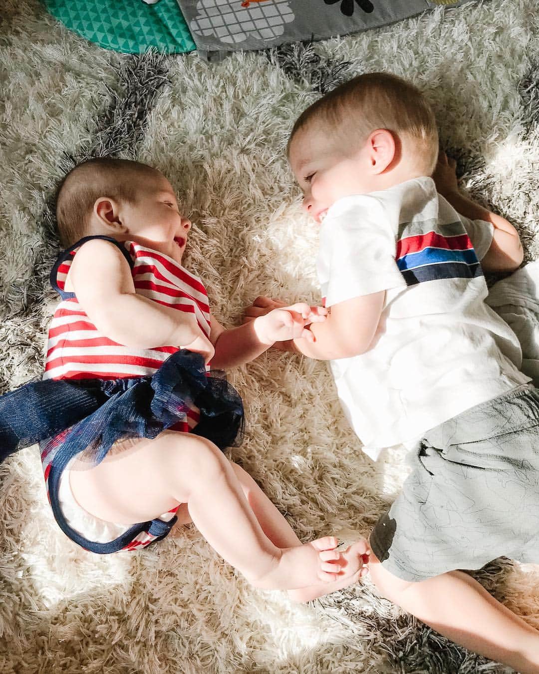 カーリー・パターソンのインスタグラム：「Morning sibling talk💙💕」