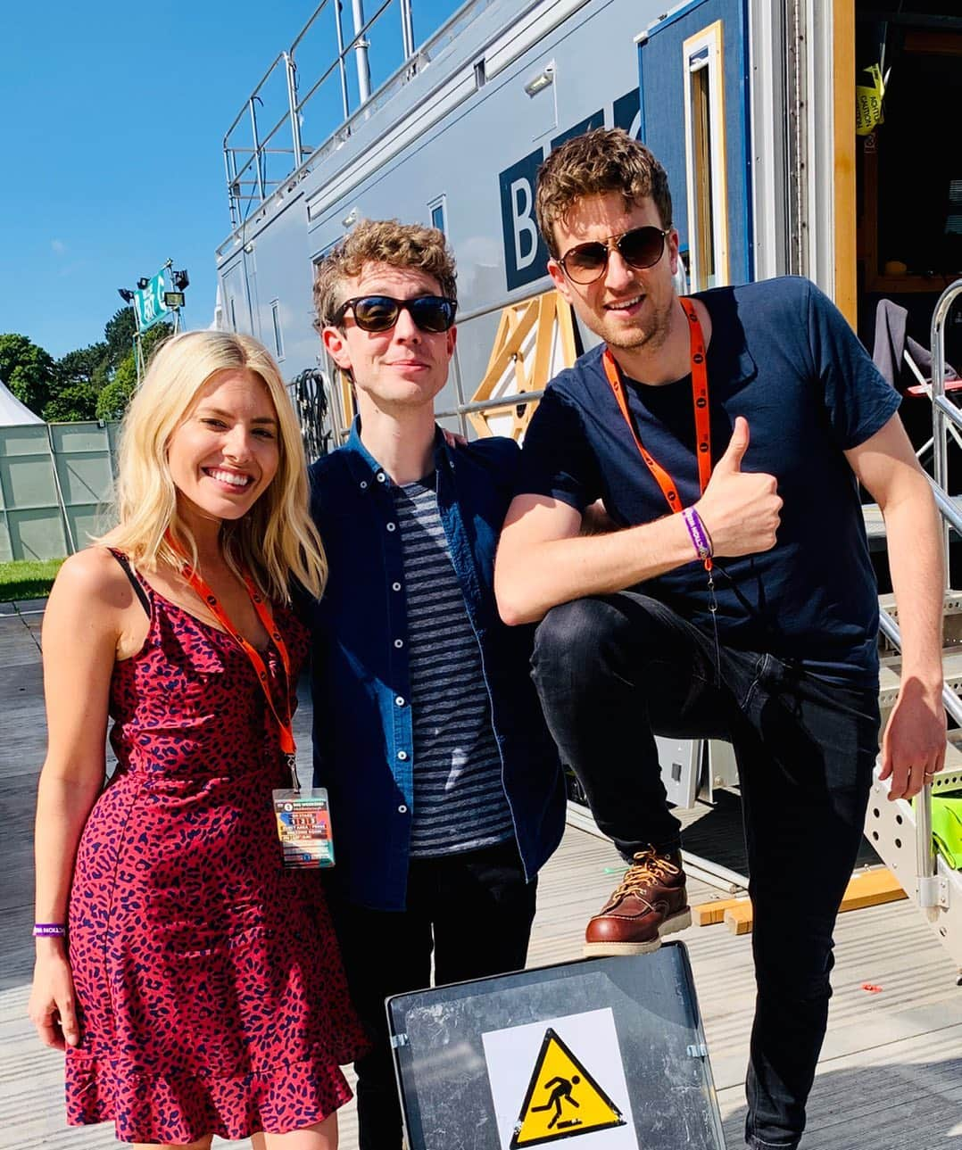 Mollie Kingさんのインスタグラム写真 - (Mollie KingInstagram)「Radio 1 Breakfast with these legends... A brilliant and bonkers start to Big Weekend!! Middlesbrough let’s have you 🙌🏽 @matthewedmondson @greg_james @bbcradio1」5月24日 23時38分 - mollieking